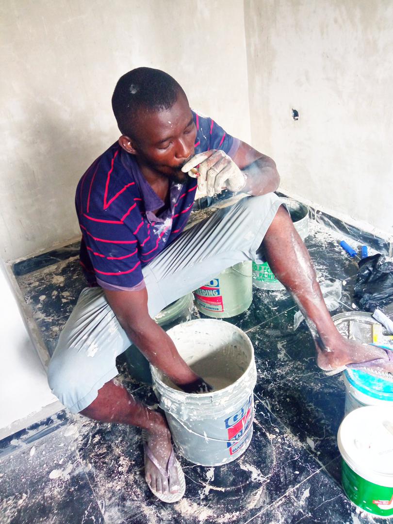 "Marry who craze like you" - Reactions as Lady visits husband’s work site with 'refreshment'