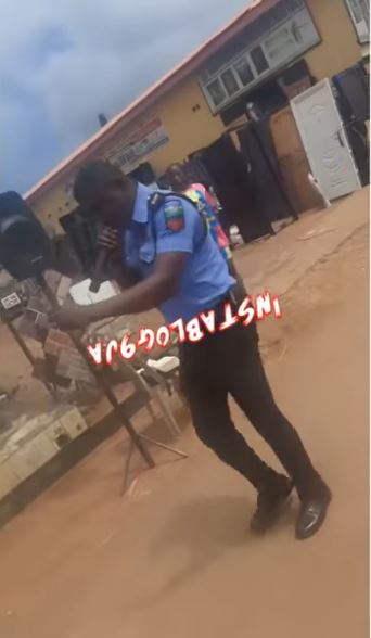 Double your hustle they say Reactions as policeman is spotted preaching