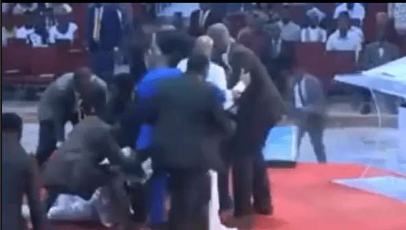 Man breaches Bishop Oyedepo's security, creates a scene during service (Video) 