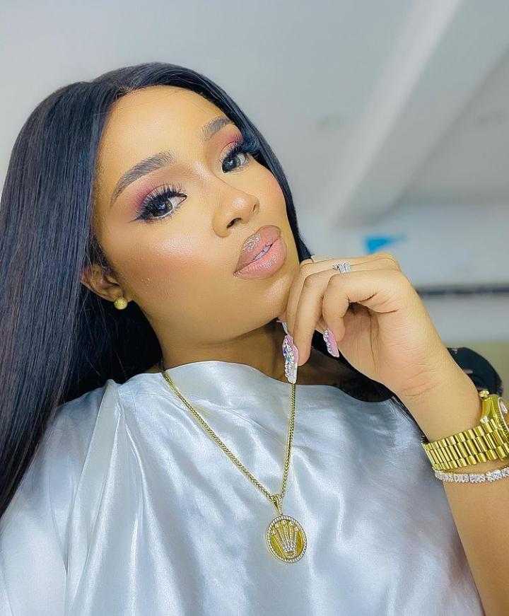 Nollywood actress Onyii Alex, has gifted the sum of 150, 000 Naira to the mother of her colleague, Alexx Ekubo