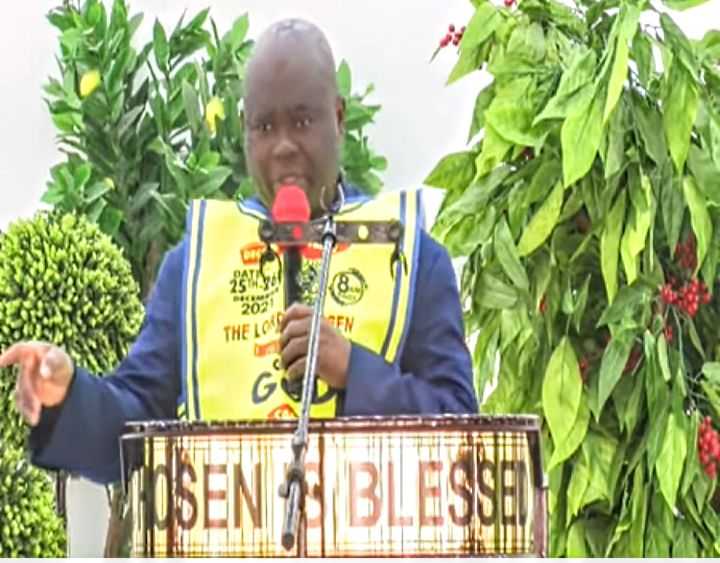  Moment six huge birds drop dead On Lord's Chosen altar in Lagos [Video] The General Overseer of the Lord’s Chosen Charismatic Revival Movement, Pastor Lazarus Muoka has praised God after six strange birds dropped dead on the altar of the church's headquarters in Lagos. The incident reportedly happened on Wednesday 22nd of December, 2021. According to the G.O, the birds came for a meeting, but God killed the all. In a viral video making waves on social media, the G.O could be heard saying that he has never seen such strange birds ever since the emergence of the church. This led to an elation and uproar in the congregation as he added, "It's only God that can do this." Reactions Trail Watch The Video Below Moment six huge birds drop dead On Lord's Chosen altar in Lagos [Video]