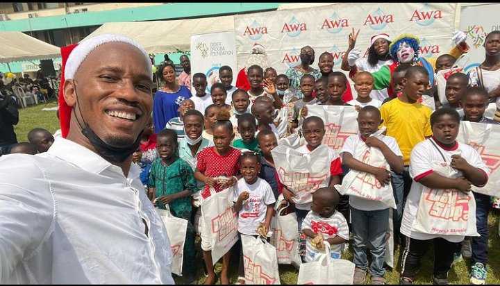 Christmas: Didier Drogba delivers gifts to children in hospitals [Video]