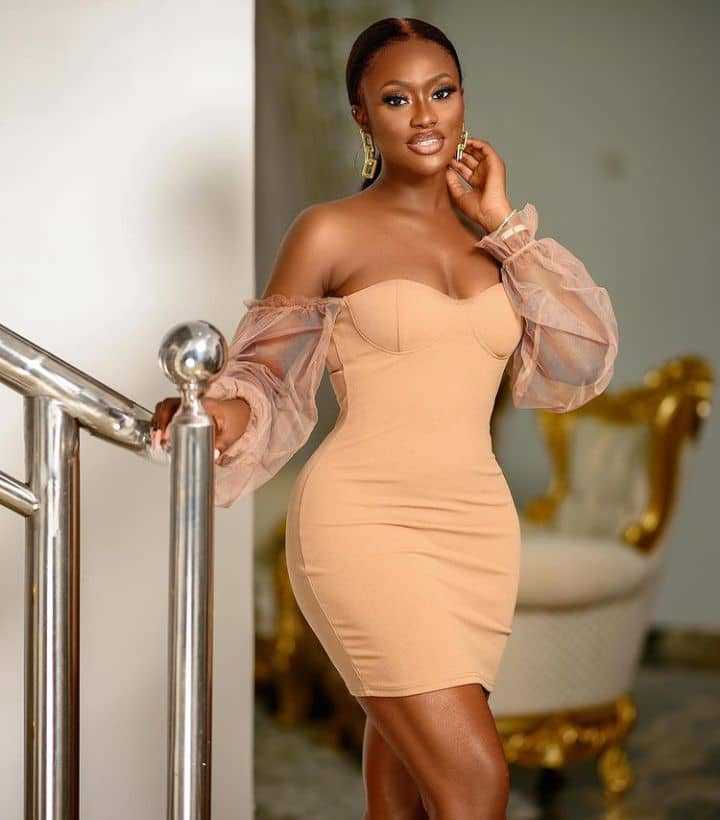 Linda Osifo gives money