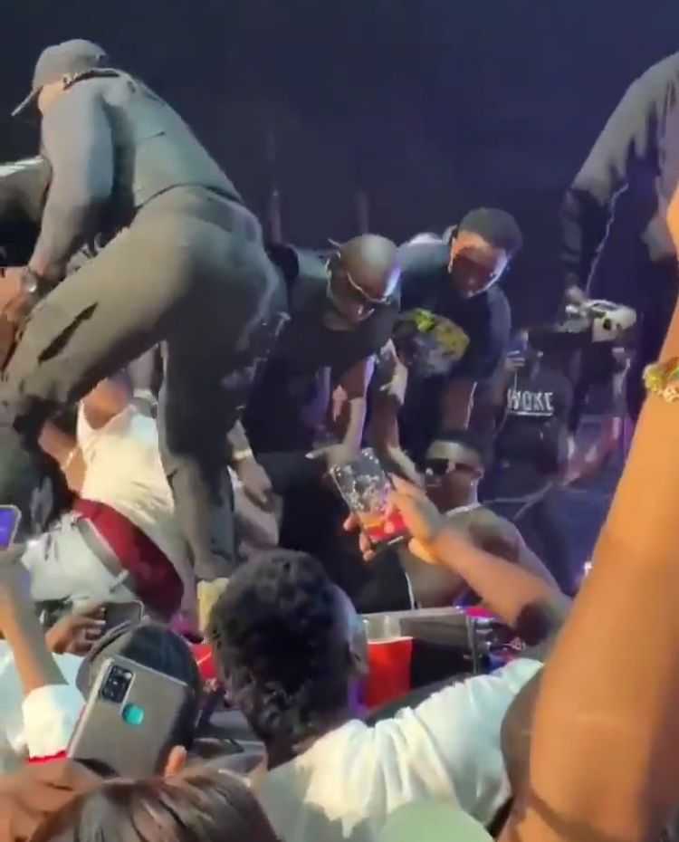 "Bring him back" - Wizkid says to bouncers dragging fan who tore his cloth (Video)