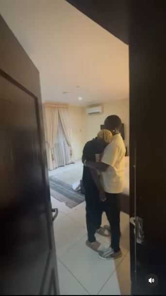 Emotional moment show promoter, Kogbagidi and Zazu star, Portable settled their differences with a warm hug (Video)