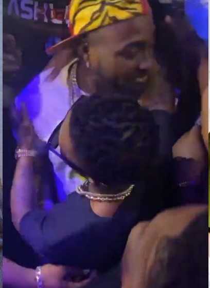 wizkid davido hug