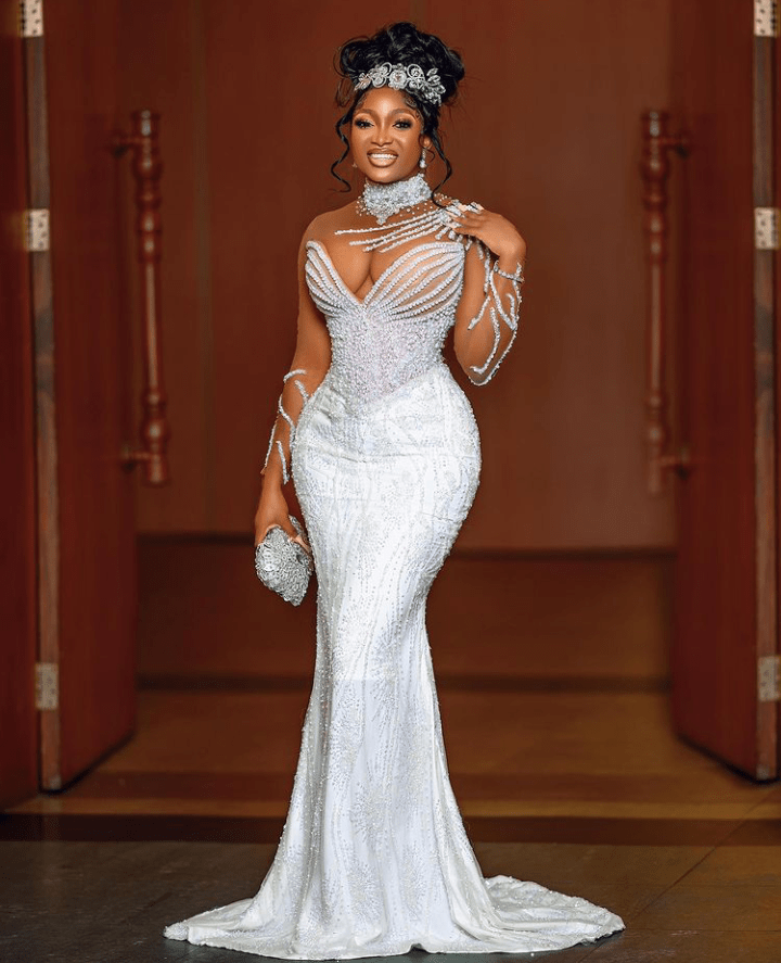 "Are you a witch" - Lady calls out Papaya for allegedly flaunting 6 unreal bags of money generated on her birthday (Video)