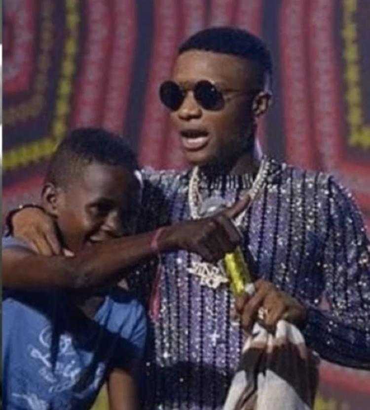 Wizkid called out for alleged audio signing to 12-year-old boy whom he promised N10M (Video)