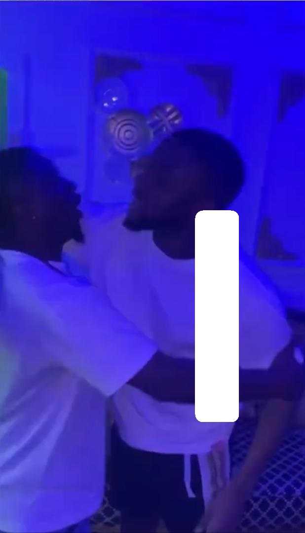 "Wizkid been whisper ‘forgive me OBO, Na Odogwu cause am’ for Davido ear" - Reactions as fans argue on who apologised first (Video)