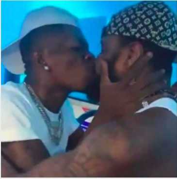 shatta wale kissing bodyguard