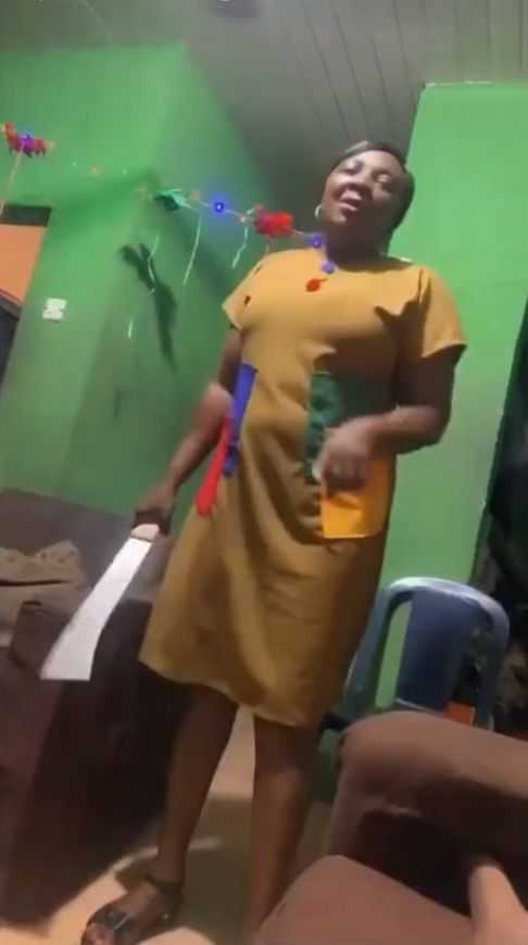"Stay away from yahoo boys" - Mother says as she uses 'iron-hand' to make daughter listen to her advice (Video)