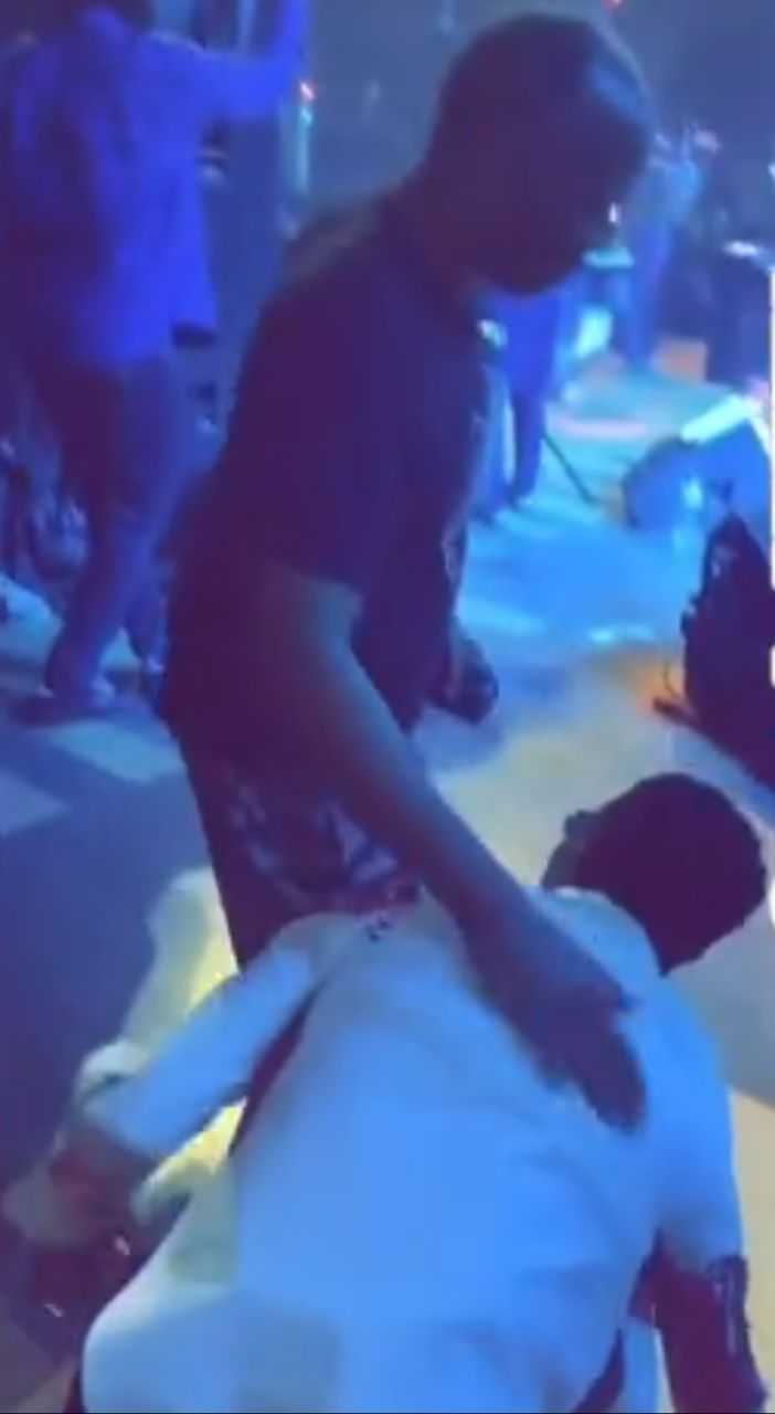 Fans debate Wizkid's humble personality after prostrating to greet Femi Kuti (Video)