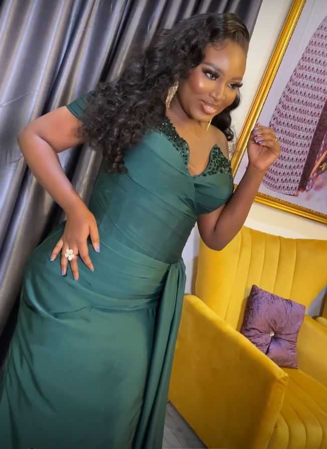 "Allow the baby breathe" - Speculations as Mo'Bimpe steps out in 25-steel waist trainer (Video)