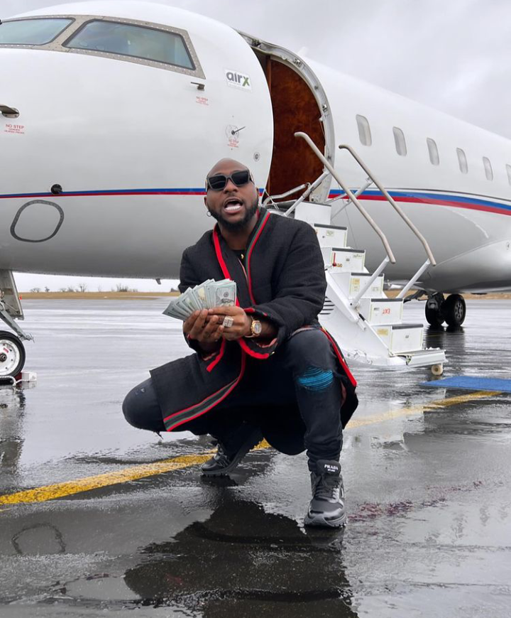 Young men reportedly exchange punches in fierce bout over Wizkid and Davido (Video)