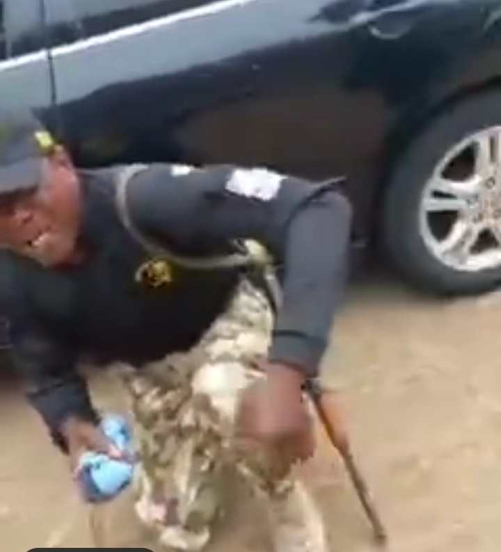 Moment army officer weeps; begs for forgiveness after his superior caught him collecting bribe from motorists [Video]