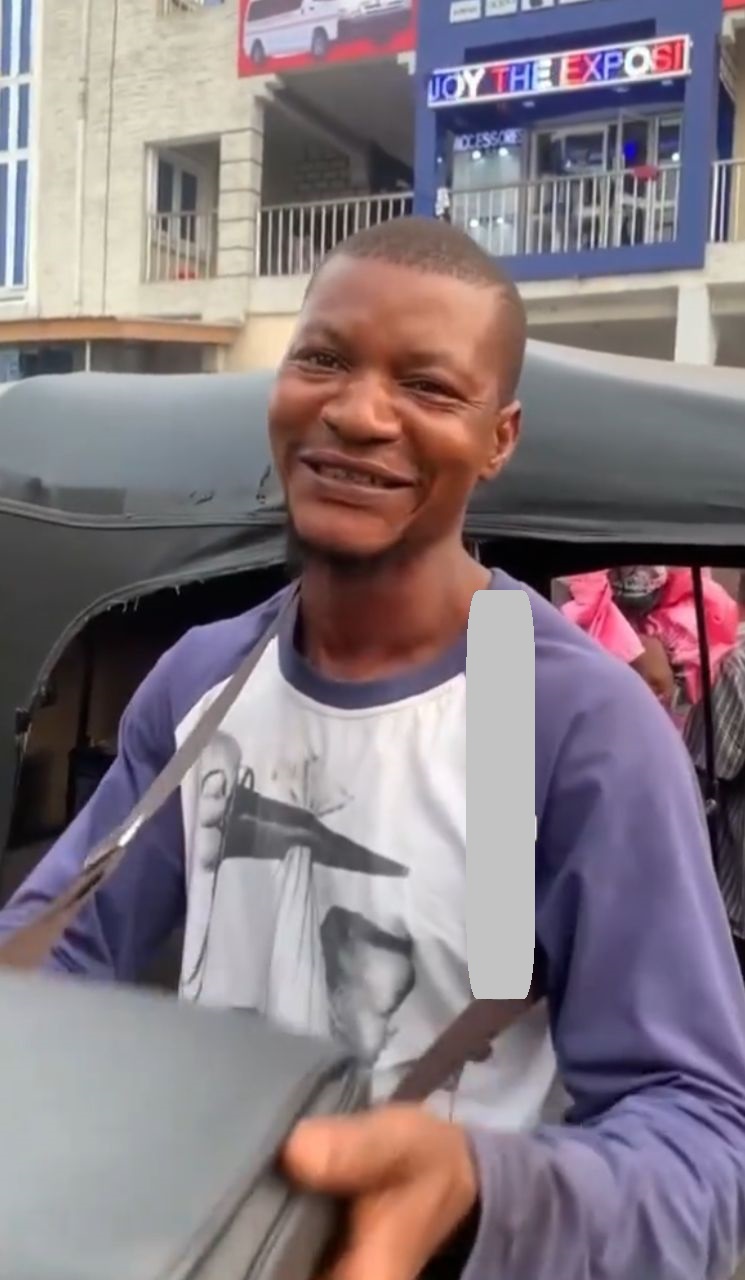 Keke rider receives N1K reward after returning bag containing 10 phones (Video)
