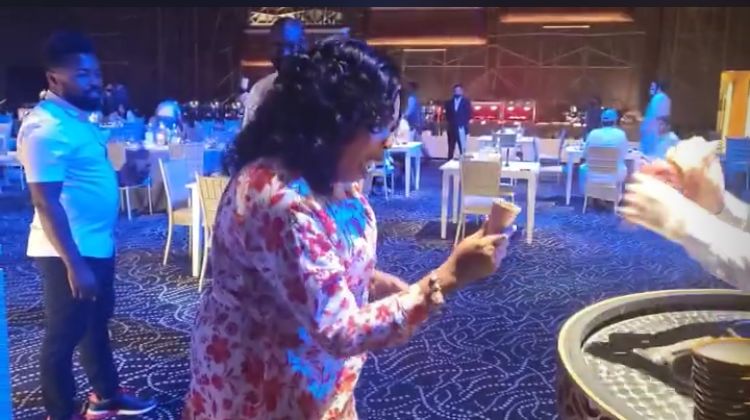 "Don't you have elders at home" - Reactions as ice-cream vendor teases Tope Alabi (Video)