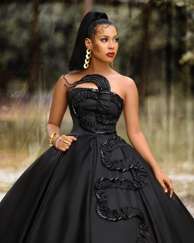 Nini stuns in black as she marks 28th birthday