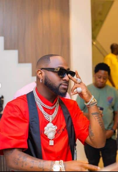 Boy excited after Davido permitted him to touch his chain (Video)