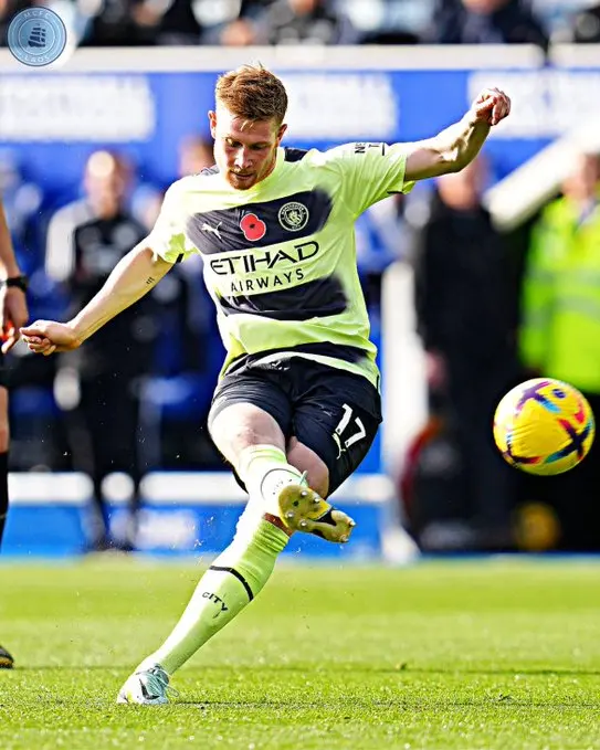 De Bruyne's perfect free-kick against Leicester pushes Manchester City to top of Premier League table