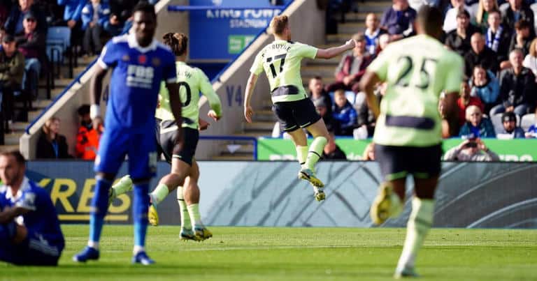 De Bruyne's perfect free-kick against Leicester pushes Manchester City to top of Premier League table