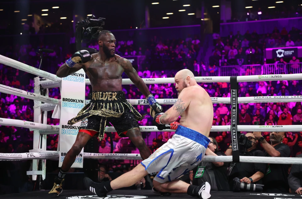 Deontay Wilder knocks out opponent in first round