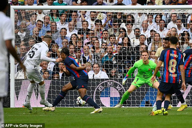 Real Madrid remain unbeaten, top La Liga with comfortable win over Barcelona