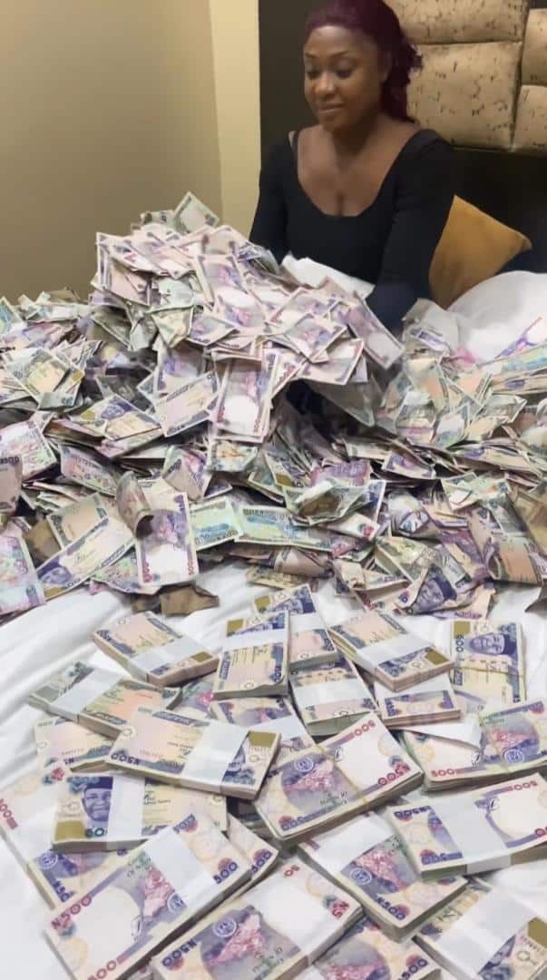 Lizzy Gold shows off cash received at birthday party (Video)