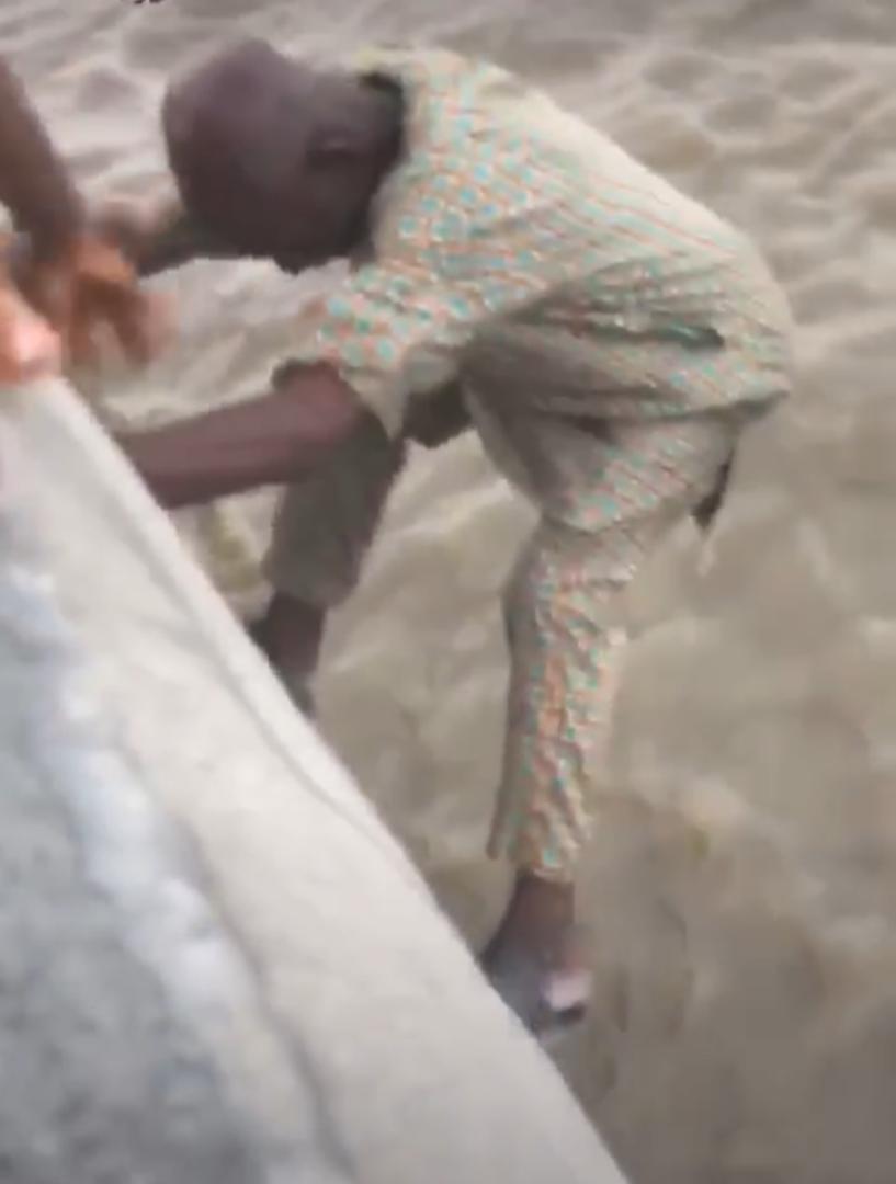 Onlookers struggle to save aged man as he jumps off bridge into ocean (Video)