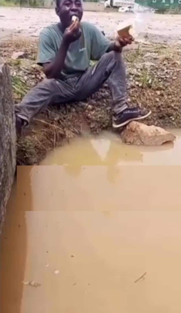 "All for clout" — Man ridiculed over unhygienic lunch (Video)