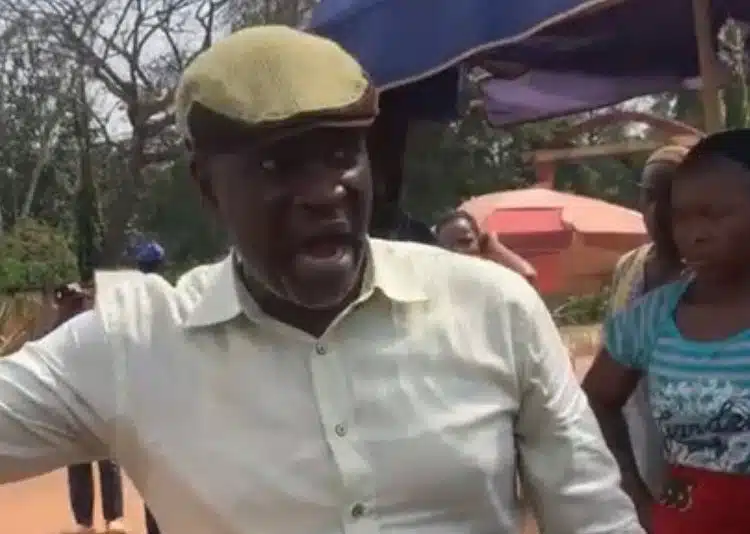 Onlookers confront Auchi lecturer for slapping P.O.S attendant following failed transaction (Video)