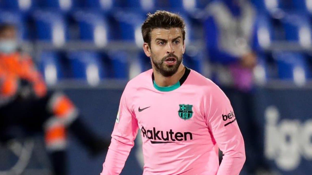 Gerard Pique breaks down in tears while leaving the pitch after featuring as a Barcelona player one final time
