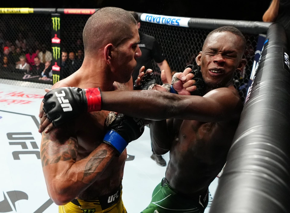 Israel Adesanya loses his UFC title to Alex Pereira