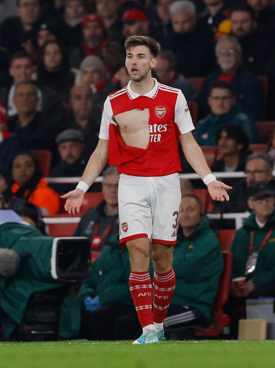 Tierney's jersey almost ripped off by Zurich opponent after his goal lifted Arsenal to top of Europa group
