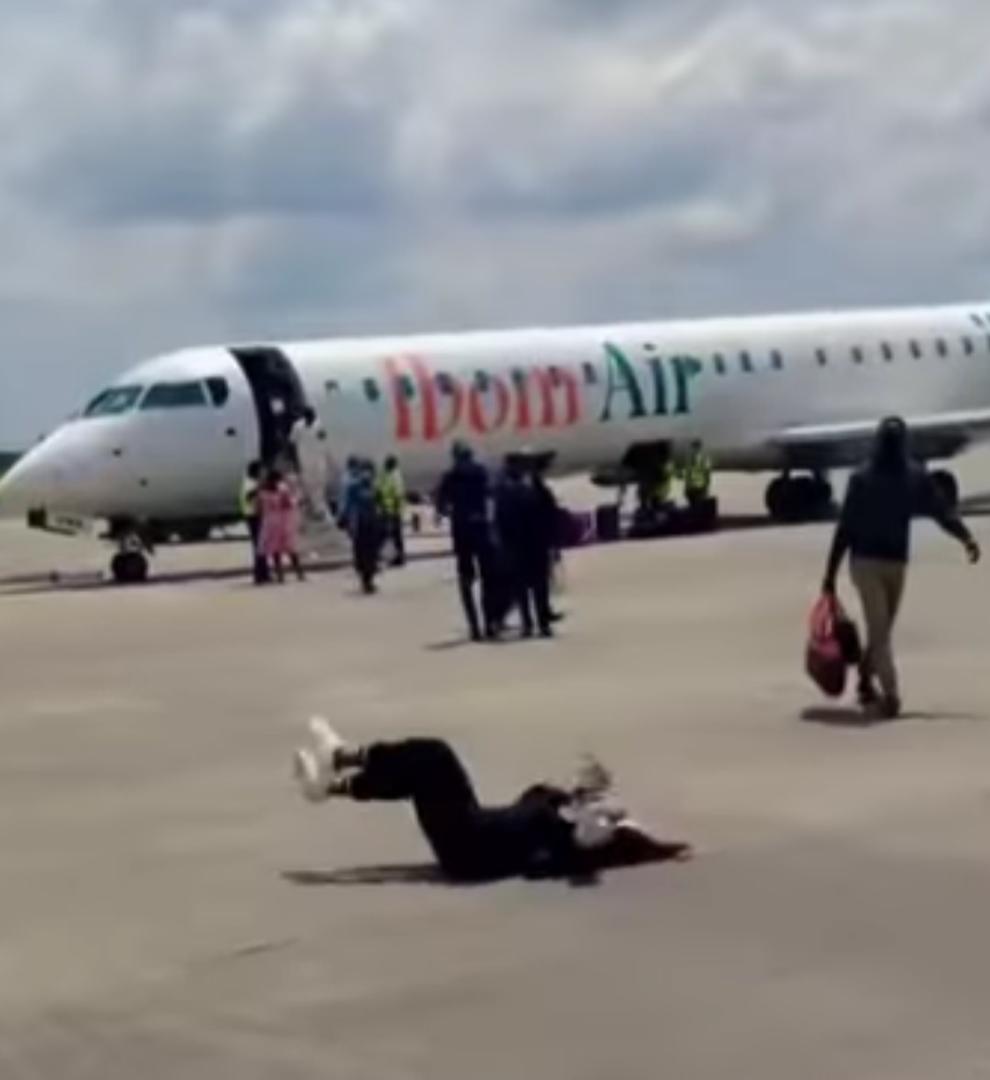 Lady sheds tears as she boards aeroplane for the first time (Video)