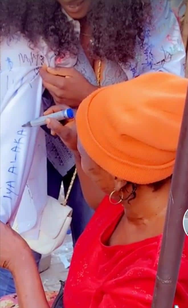 Mother who sells akara joyfully signs on daughter's shirt as she graduates from university (Video)