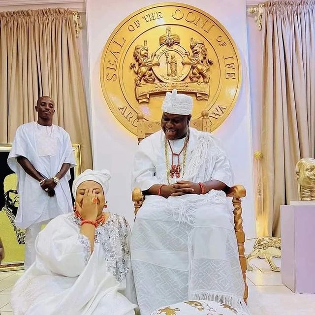 Nkechi Blessing gets kudos from Ooni of Ife following thunderous twerking at event (Video)