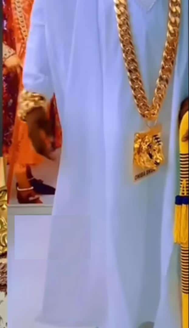 Oniba of Iba Ekun town shows off his newly acquired gold pendant (Video)