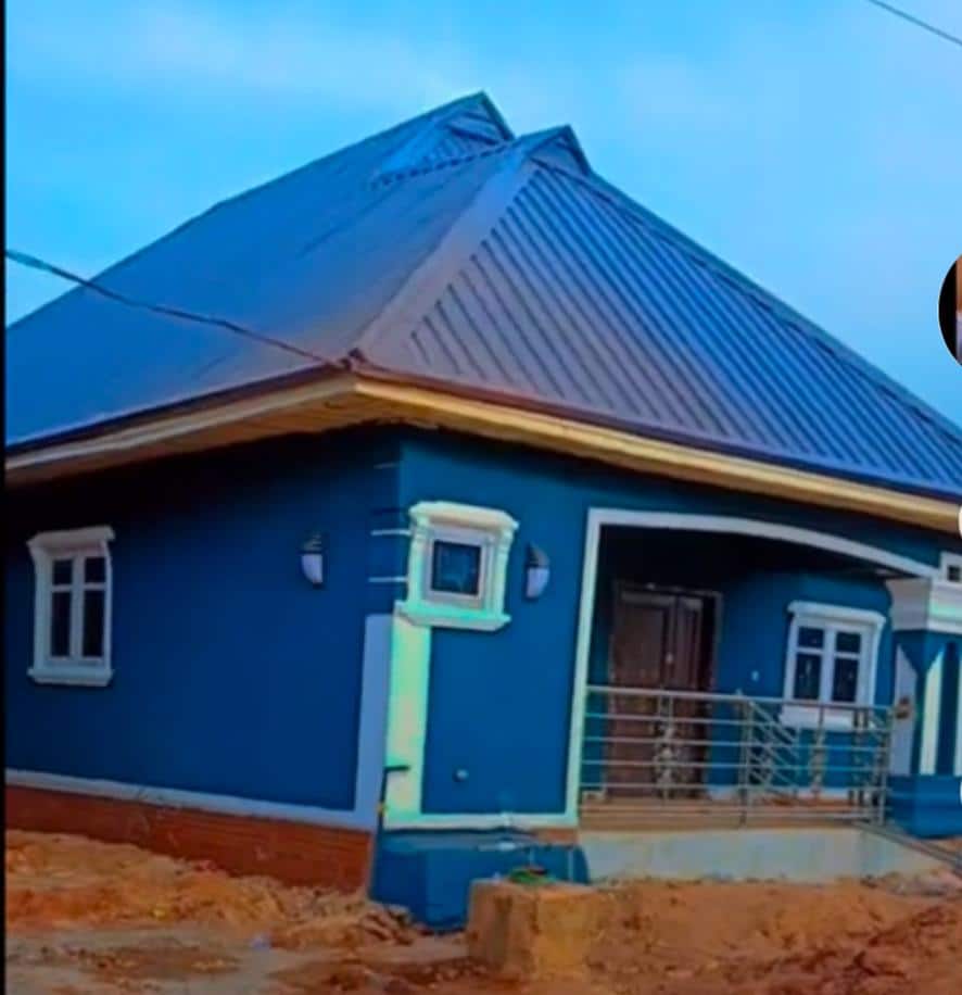 Mother dances joyfully as she receives house as Christmas gift from daughter (Video)