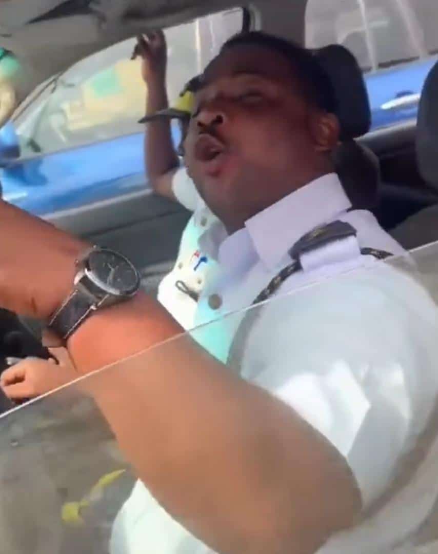 Drama as man confronts vehicle inspection officer for driving without seatbelt (Video)