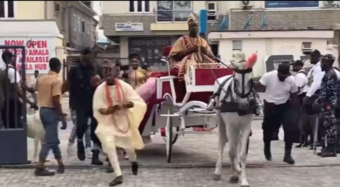 Papaya arrives in chariot at housewarming party (Video)