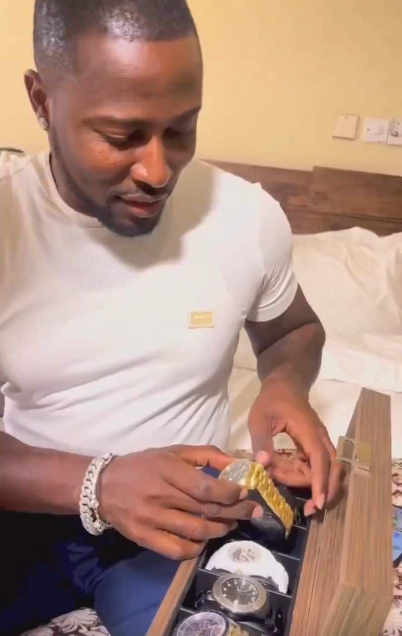 Man receives set of wristwatches as gift from girlfriend after proposing (Video)