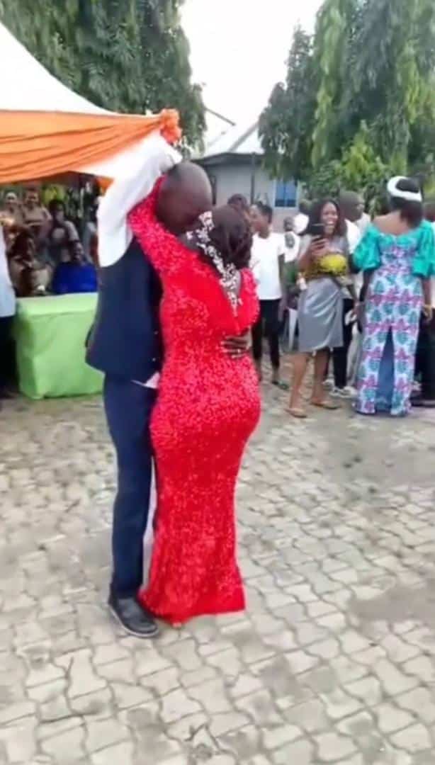 Groom collapses following attempt to carry bride on their wedding (Video)