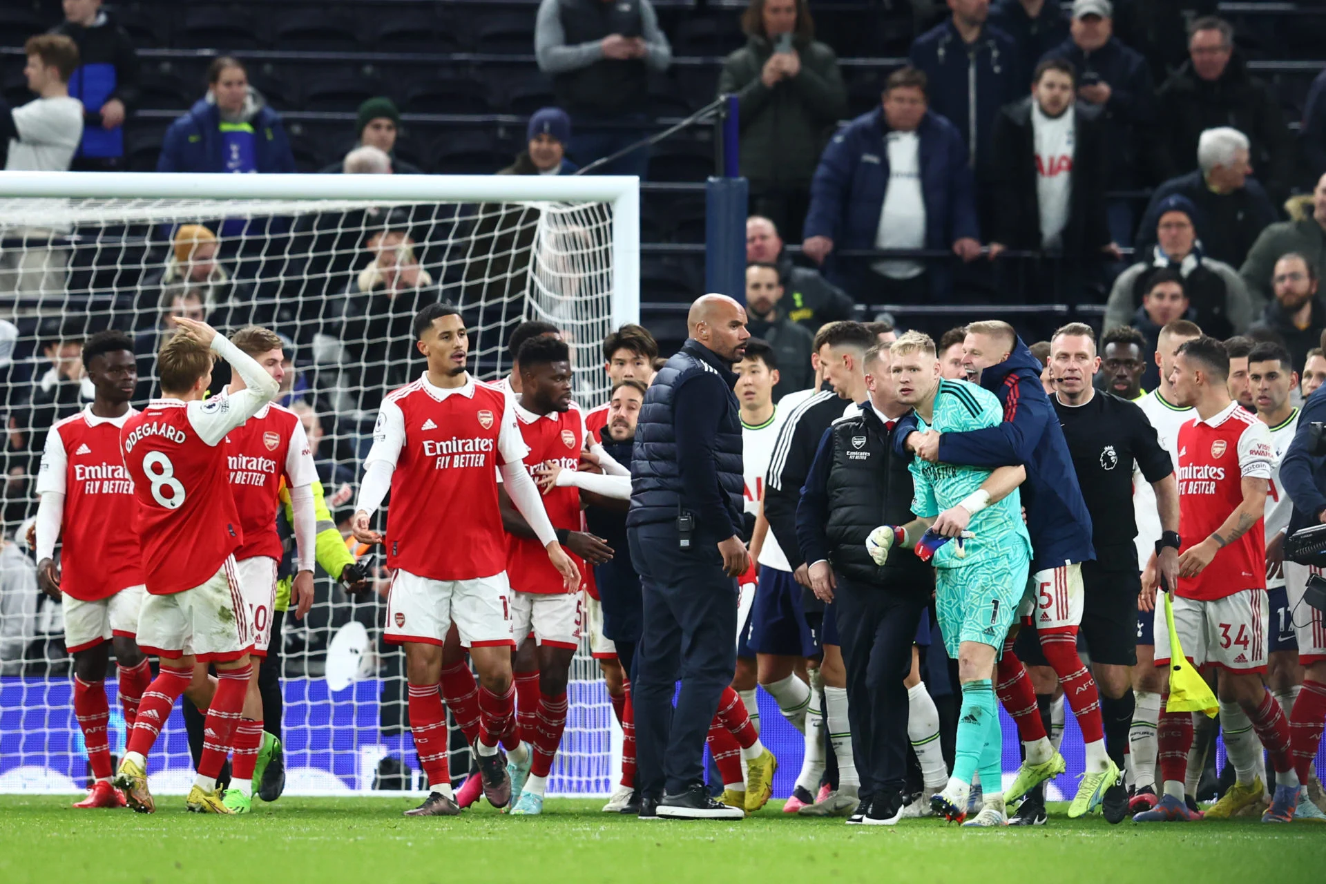 Aaron Ramsdale kicked by Tottenham's fan during clash with Richarlison