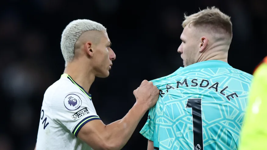 Aaron Ramsdale kicked by Tottenham's fan during clash with Richarlison
