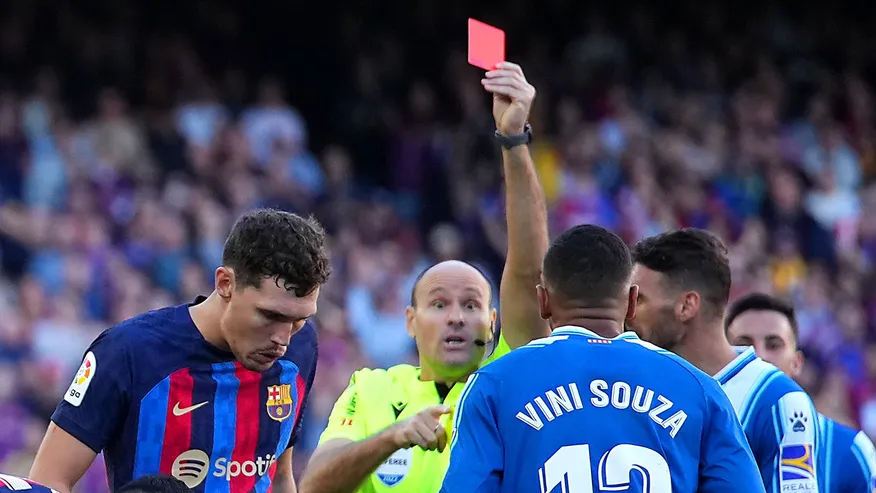 Controversial referee Lahoz makes retirement plan after harsh recent criticism from Barcelona, Argentina and Netherlands