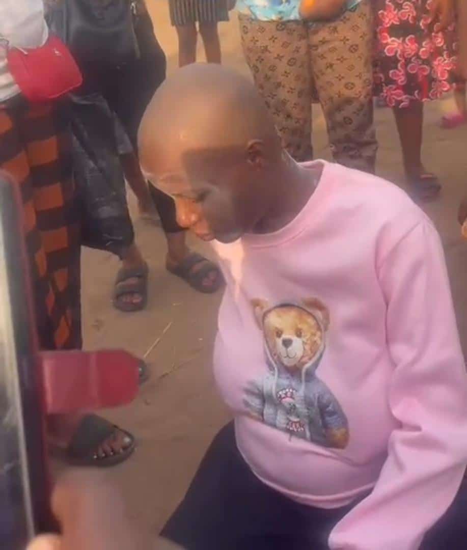 Mentally challenged woman gets help from onlookers as she gives birth by road side (Video)