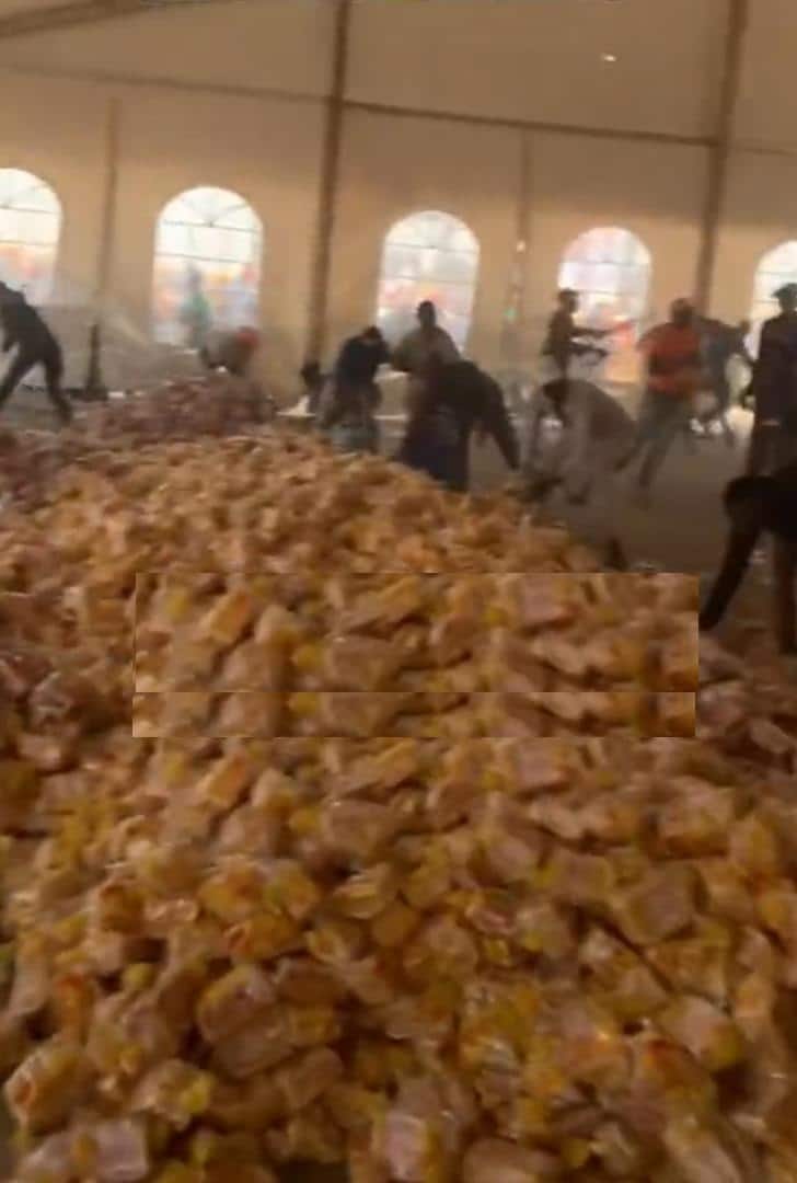 Drama as Nigerians hustle for bread during campaign in Ilorin (Video)