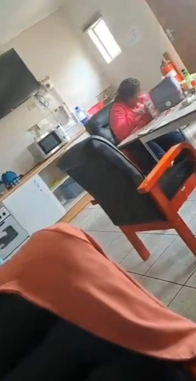 Angry unattended patient throws urine at gossiping nurses after four hours of waiting (Video)
