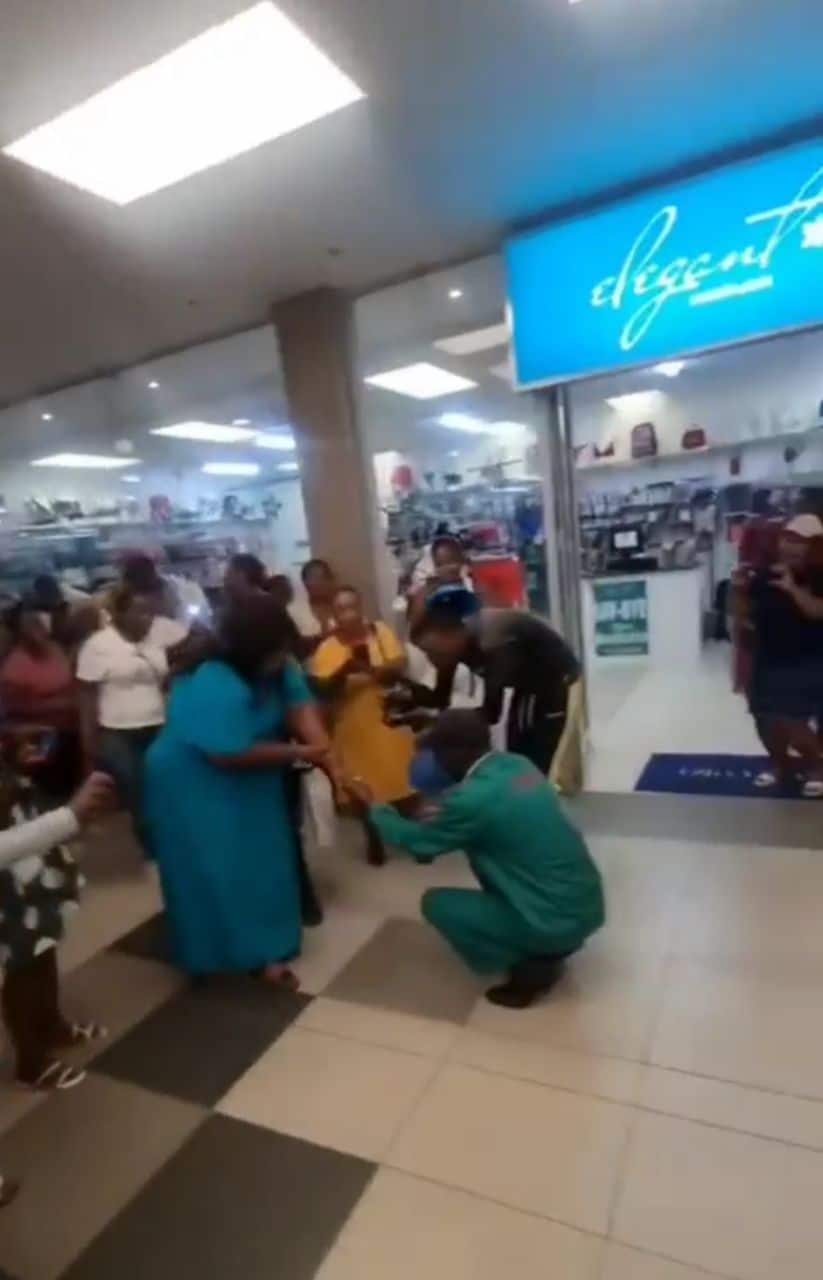 Romantic moment elderly man proposes to his partner at mall (Video)